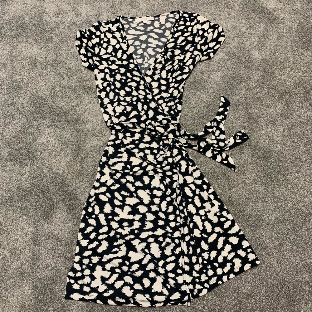 LOFT black & white short sleeve wrap dress